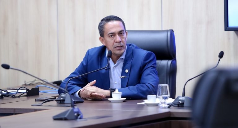 Eyder Brasil vota a favor de reajuste salarial para técnicos e analistas educacionais de Rondônia - News Rondônia