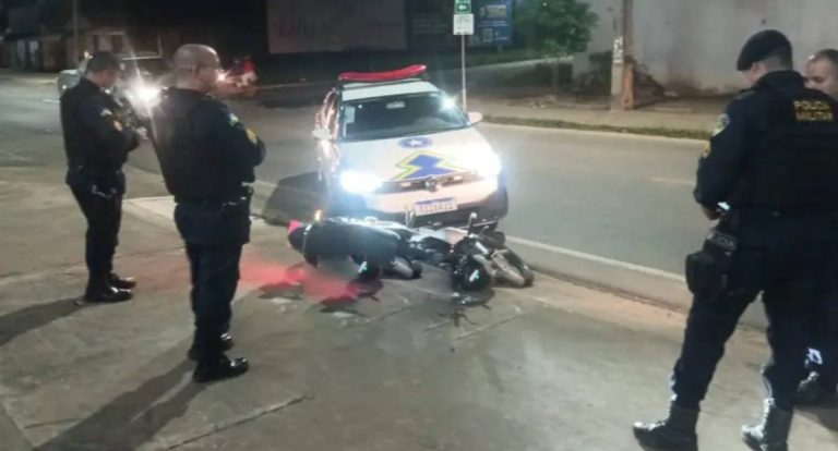 Adolescente foge da PM, quase atropela mãe com criança e colide com viatura