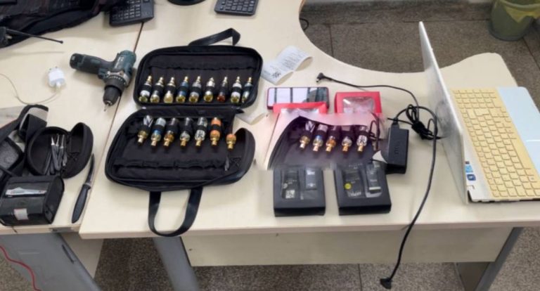 PM prende cinco e recupera itens furtados em residência monitorada por tráfico