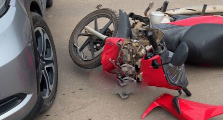 Colisão entre motoneta e carro na T-26 deixa mulher ferida