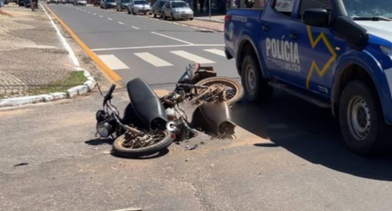 Motociclista fica ferido após colisão com carro em cruzamento