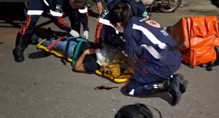Motociclista fica ferido após colidir com caminhão estacionado