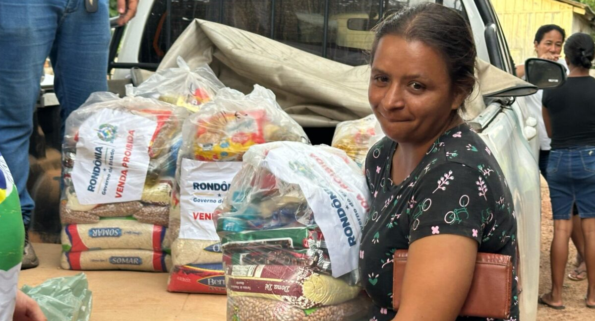 Famílias atingidas pela enchente recebem mais de 1.400 cestas básicas do governo de RO