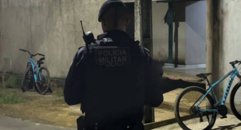Homem com antecedentes criminais é morto a tiros dentro de casa