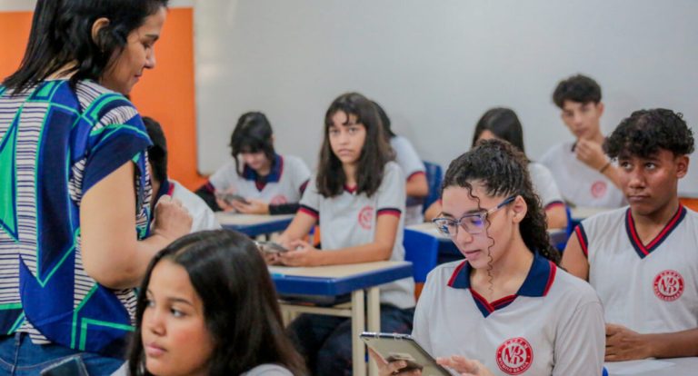 Governo de RO anuncia reajuste salarial e pagamento retroativo para professores, valorizando o magistério