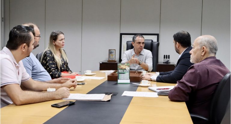 Deputada Cláudia de Jesus intermedeia diálogo entre Sindur e governo para inclusão de servidores da Caerd na administração pública - News Rondônia