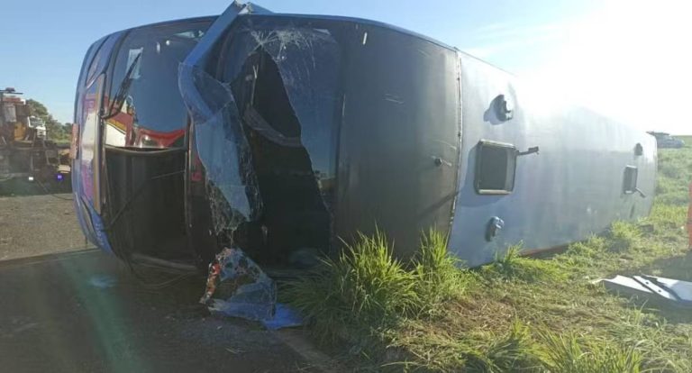 Ônibus tomba e deixa 11 mortos e dezenas de feridos