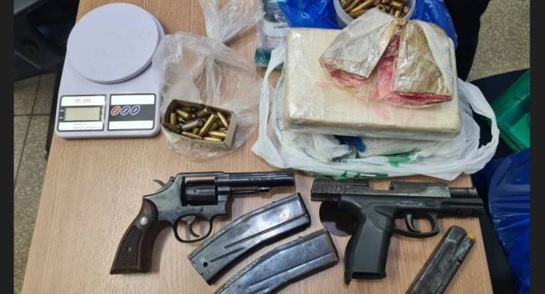 Operação policial apreende armas, drogas e R$ 77 mil; dois suspeitos morrem em confronto