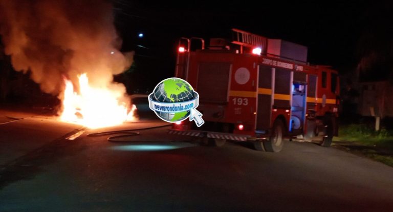 Carro pega fogo depois de motorista bater em poste durante briga com o namorado