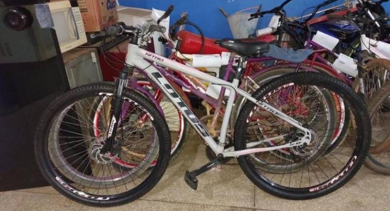 Suspeito de furto de bicicleta se automutila e relata sofrimento pela morte do pai