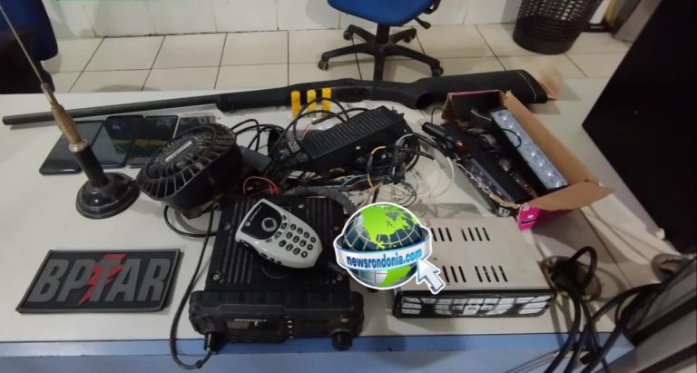 Mulher é presa no lugar do marido que vendia arma furtada