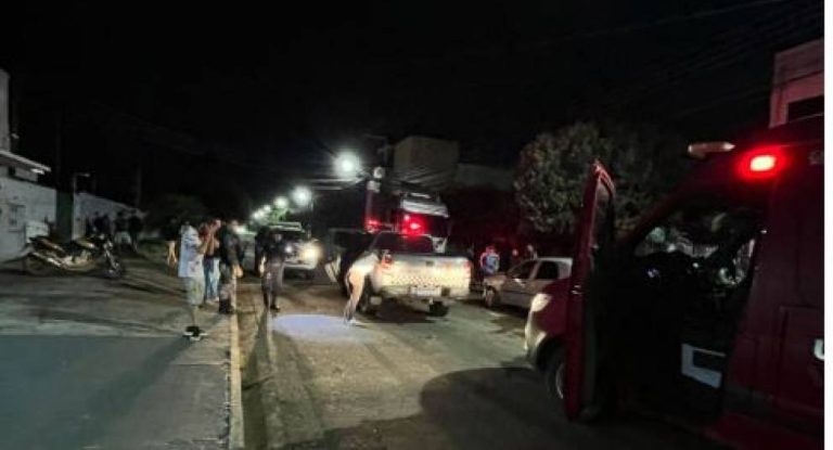 Briga de casal termina em agressões, tentativa de atropelamento e colisão com carreta no centro