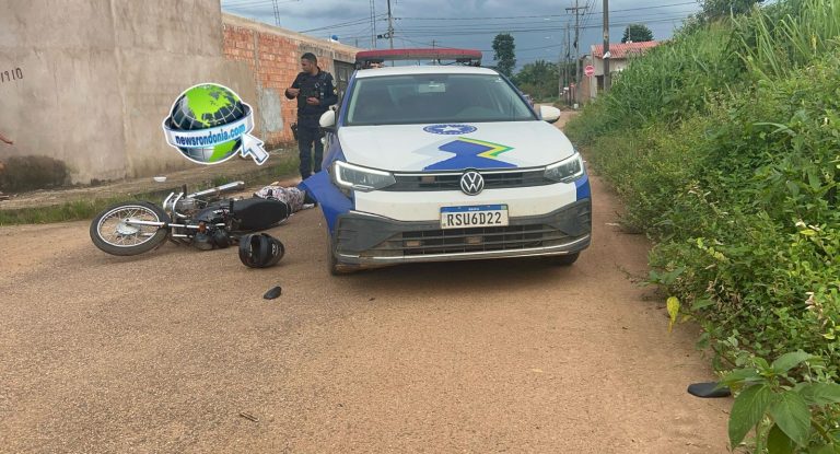 Casal em moto avança preferencial e bate em viatura da PM no Cristal da Calama