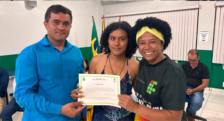 Sílvia Cristina participa da entrega de certificados de cursos do Cidadania Plena em Buritis