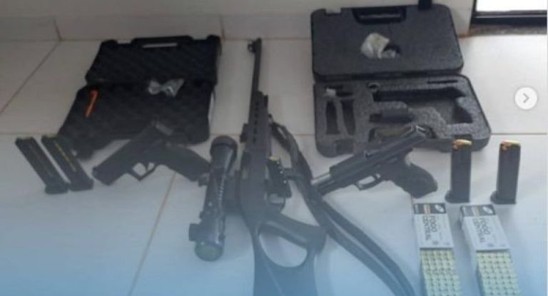 PM apreende armas e munições durante mandado judicial em propriedade rural