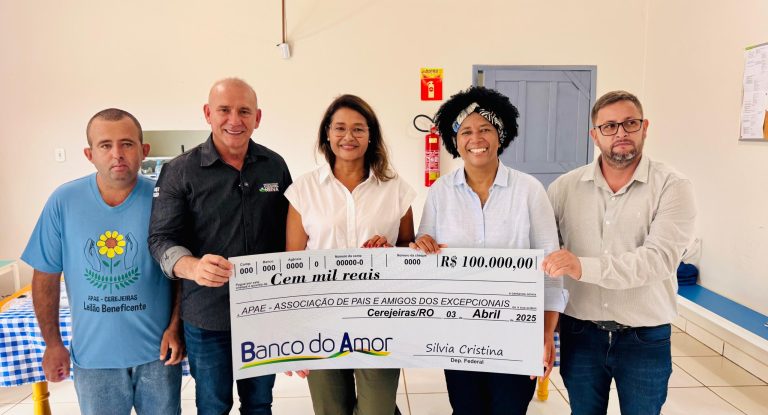 Sílvia Cristina participa da entrega de R$ 100 mil à Apae de Cerejeiras