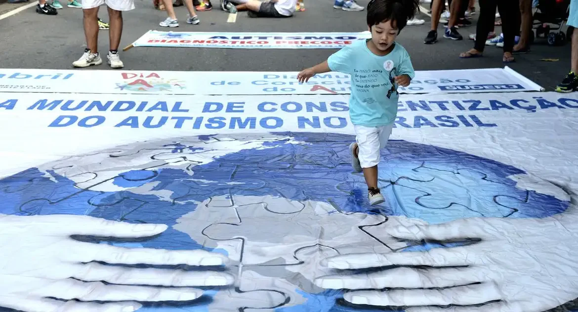 Inclusão e desafios: conscientização sobre autismo e acesso à educação no Brasil