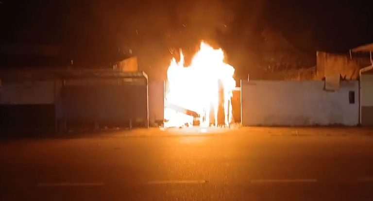 Incêndio por queima de fios roubados assusta moradores na Almirante Barroso, em Porto Velho - News Rondônia