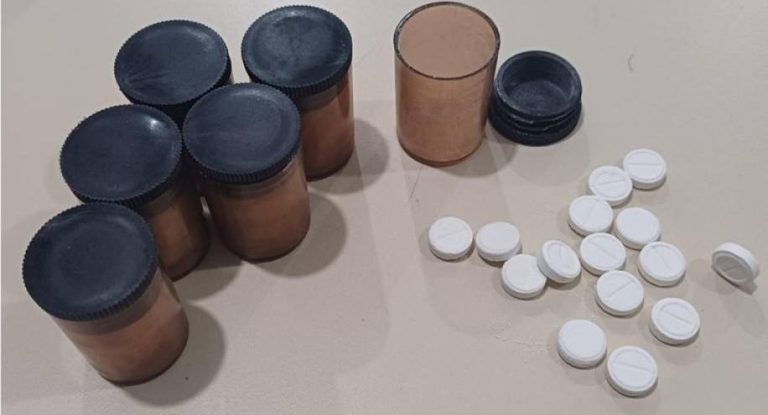 PRF flagra caminhoneiro dirigindo há 24h com 105 comprimidos de anfetamina