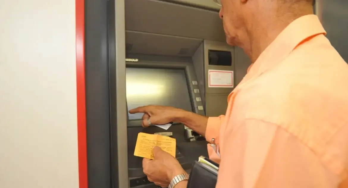 Bancos fecham nos dias 18 e 21; serviços essenciais e transporte terão funcionamento especial
