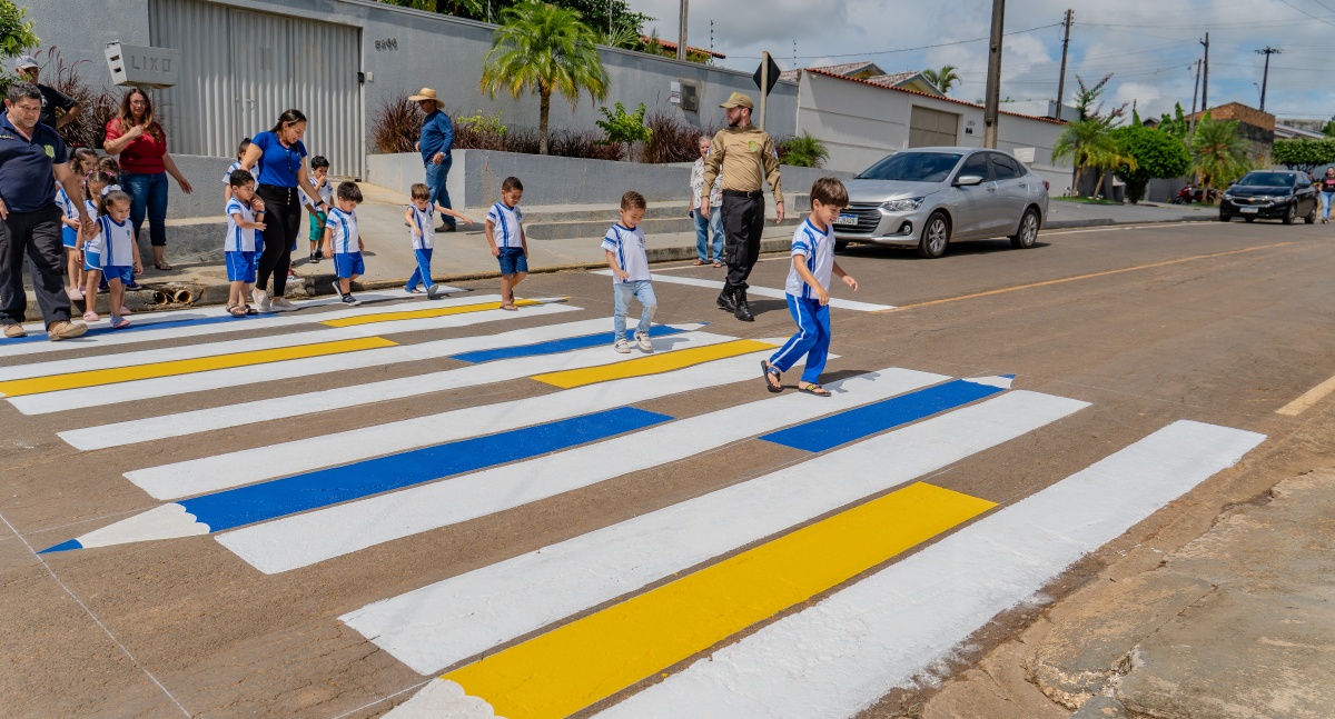 Prefeitura de Jaru adota modelo de faixas de pedestre lúdicas em frente às escolas