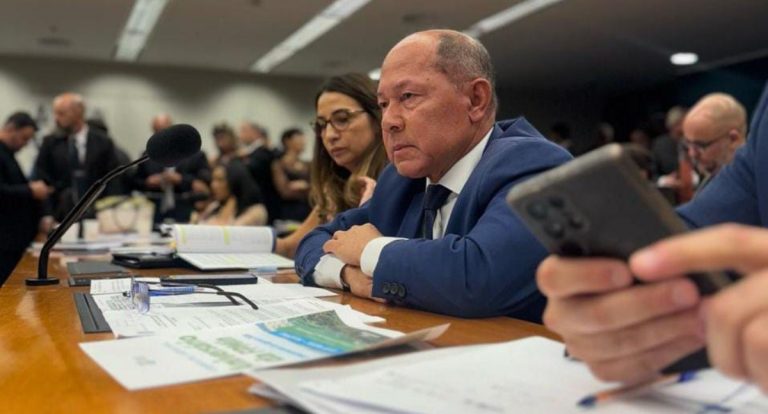 Deputado Coronel Chrisóstomo e oposição obstruem trabalhos na Câmara e pressionam por votação do PL da Anistia