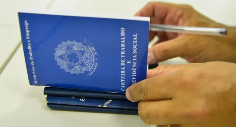 Taxa de desemprego entre jovens cai pela metade no último trimestre de 2023, aponta levantamento do MTE