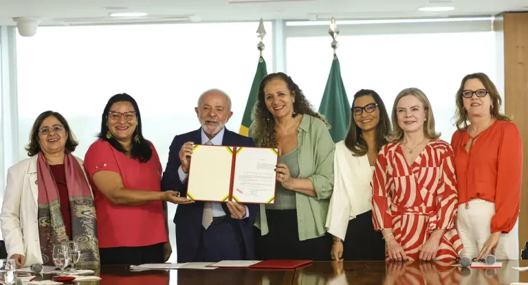 Lula sanciona leis que ampliam proteção a mulheres contra violência psicológica com IA, discriminação acadêmica e agressores monitorados