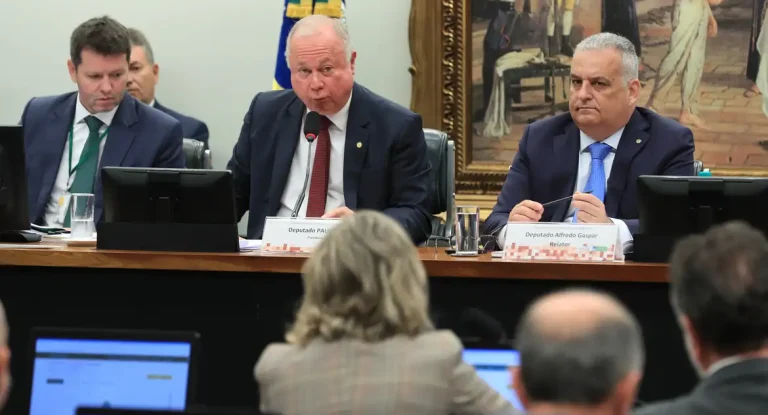 CCJ da Câmara analisa suspensão de ação penal contra núcleo golpista investigado pelo STF