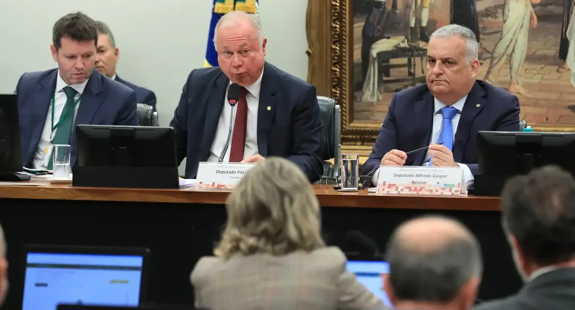CCJ da Câmara analisa suspensão de ação penal contra núcleo golpista investigado pelo STF