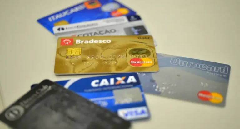 Juros bancários sobem em março e rotativo do cartão atinge 445% ao ano, aponta Banco Central
