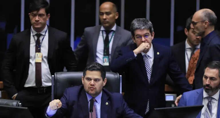 Câmara retoma análise da Lei do Mar e Senado debate CPI das Bets e PECs sobre segurança e saneamento