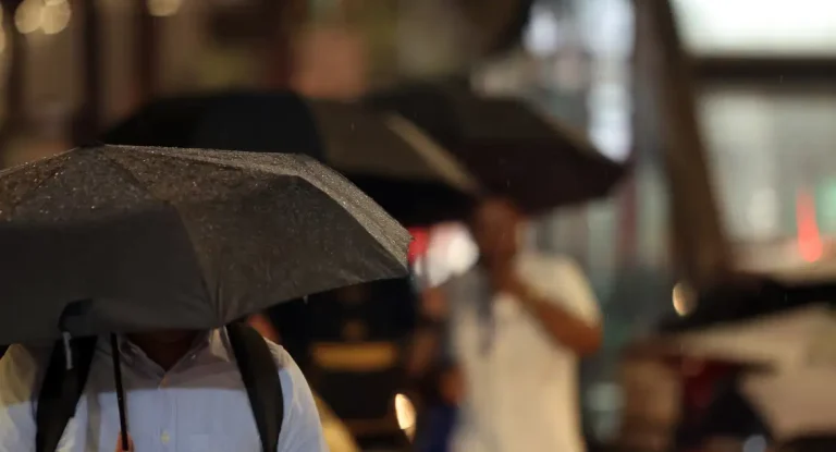 Água da chuva pode estar contaminada por agrotóxico, diz estudo