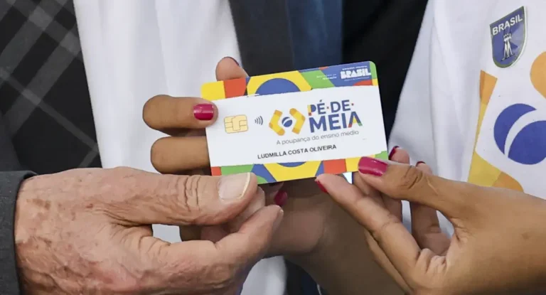 Pagamento do Incentivo Matrícula do Programa Pé-de-Meia 2025 começa para estudantes do Ensino Médio Público