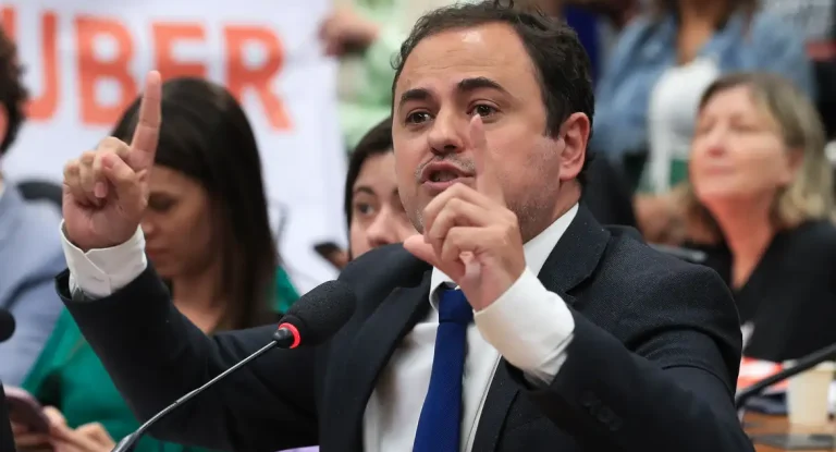 Glauber Braga recorre à CCJ contra parecer de cassação e acusa perseguição política no Conselho de Ética