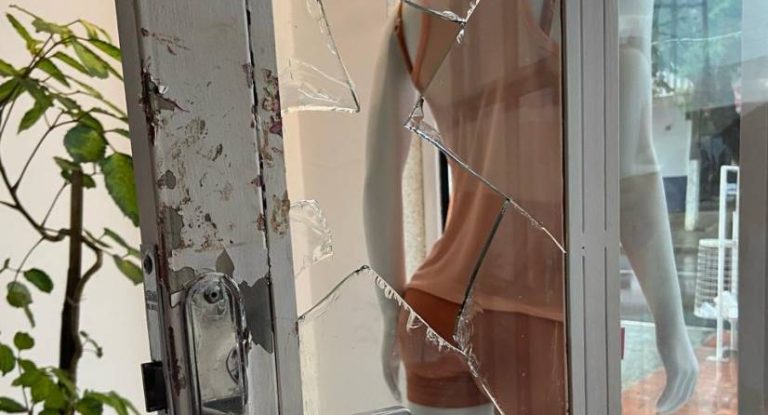 Lojas no centro sofrem tentativas de furto em sequência; cofre arrombado estava vazio