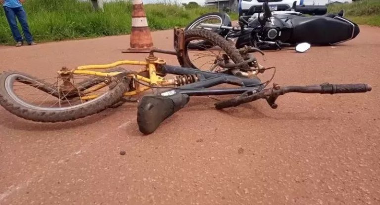 Criança de 7 anos morre atropelada por moto enquanto andava de bicicleta