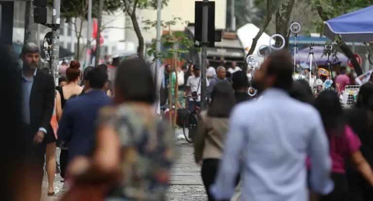 Governo inicia em maio norma educativa sobre saúde mental no trabalho com multas previstas para 2026