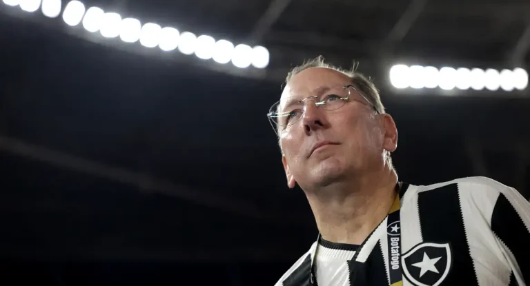 Vazamento de telefone de John Textor gera protestos de torcedores do Botafogo e investigação policial