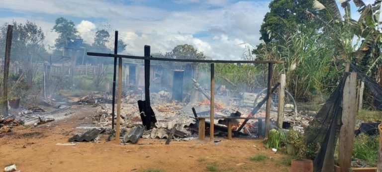 Incêndio destrói residência na zona rural de Theobroma