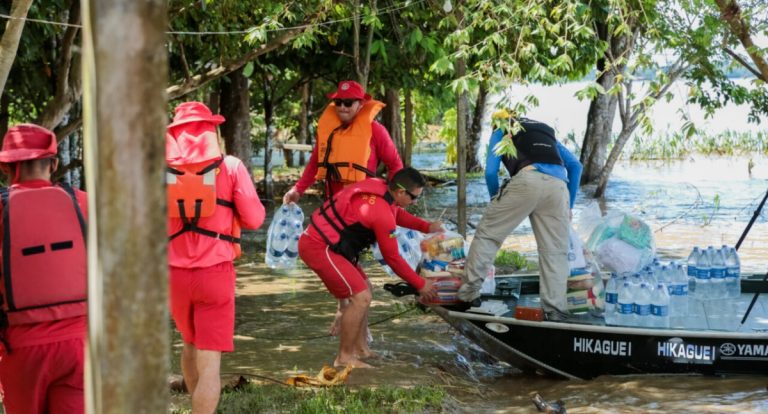Famílias ribeirinhas afetadas pela cheia do Rio Madeira são atendidas com cestas básicas e água potável