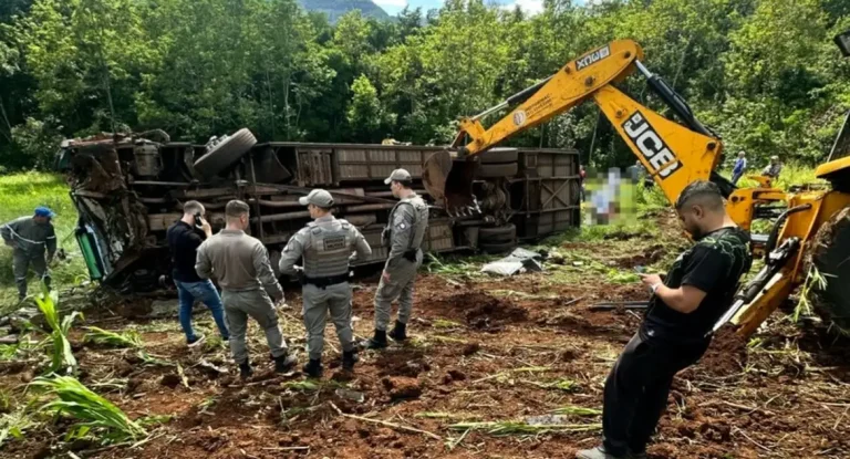 Ônibus com estudantes cai em ribanceira e deixa sete mortos