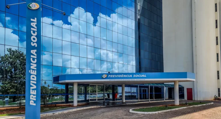 Governo suspende descontos automáticos de associações na folha do INSS e garante devolução de valores
