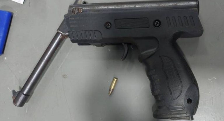 PM apreende arma modificada e prende dois foragidos da Justiça