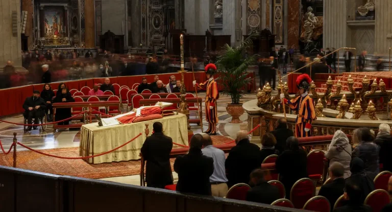Cerca de 50 mil fiéis prestam homenagem ao papa Francisco durante velório na Basílica de São Pedro
