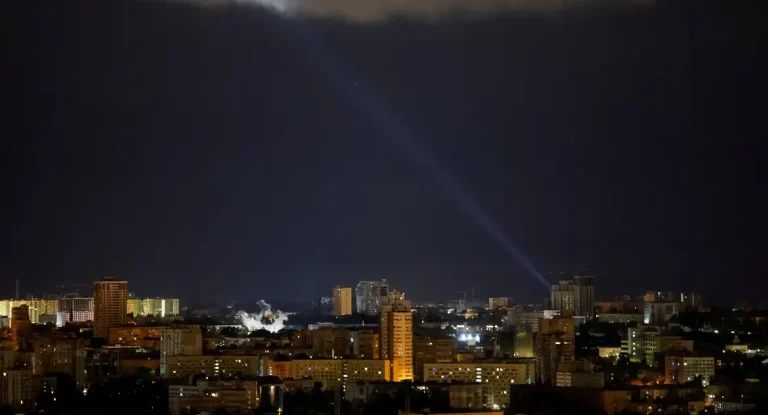 Ucrânia acusa Rússia de lançar 215 ataques aéreos em uma noite, com ao menos nove mortos em Kiev e Kharkiv