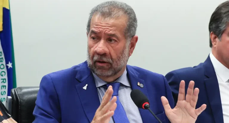 Ministro Carlos Lupi critica desconto de mensalidades associativas em benefícios do INSS e defende fim da intermediação estatal