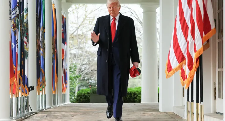 Anistia Internacional denuncia retrocessos globais em direitos humanos sob influência do governo Trump em relatório de 2025