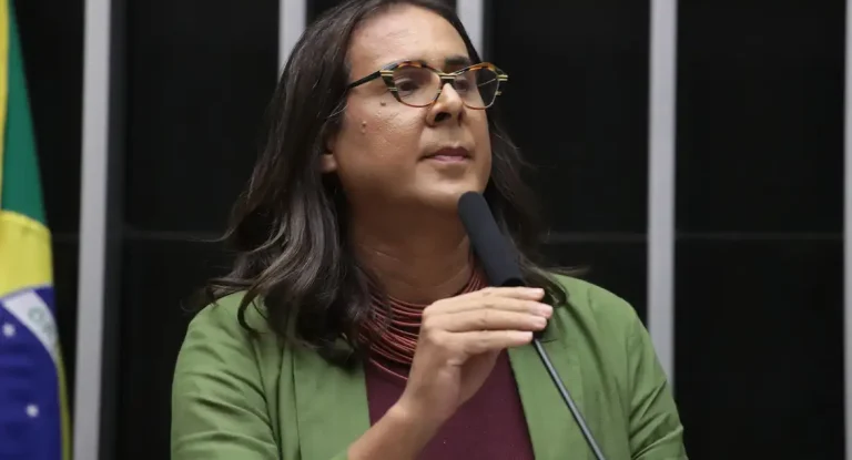 Visto de Duda Salabert é emitido no gênero masculino, contrariando documentos brasileiros