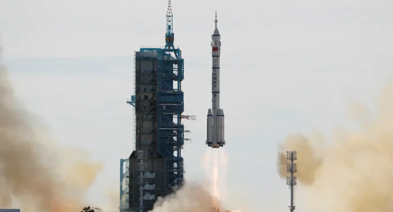 China se prepara para lançar missão tripulada Shenzhou-20 rumo à estação Tiangong como parte de plano lunar até 2030